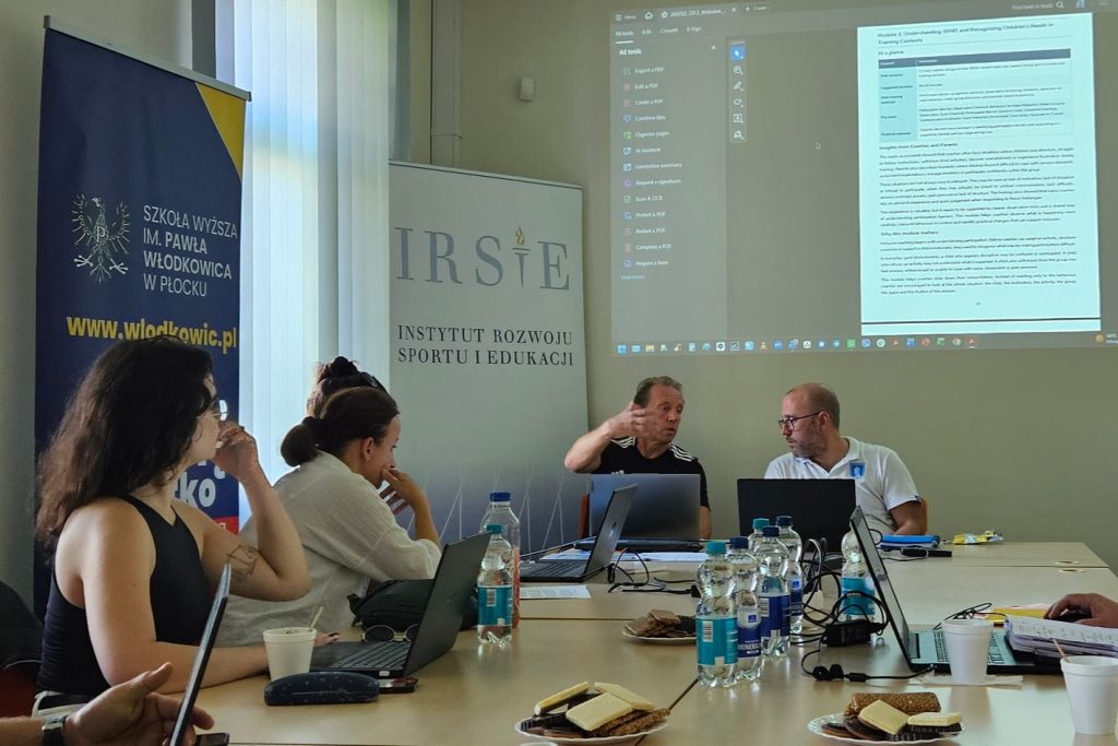 Uczestnicy spotkania w sali szkoleniowej