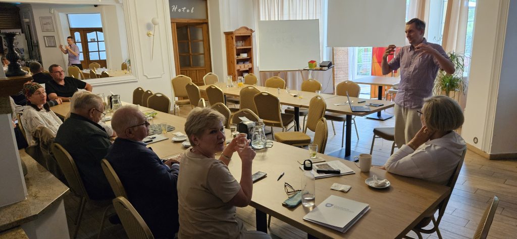 fotografia przedstawiająca uczestników szkolenia siedzących przy stole