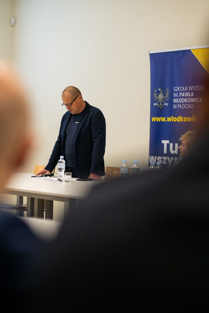 Zdjęcie przedstawiające przemówienie Prorektora Tomasza Kruszewskiego