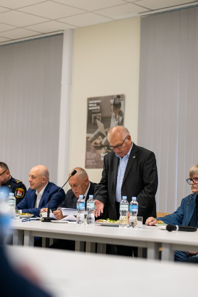 Zdjęcie przedstawiające przemówienie rektora SWPW Zbigniewa Kruszewskiego