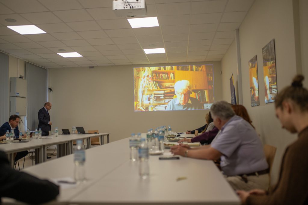 Zdję ie przedstawiające Prof. dr hab. W.Błasiaka na rzutniku 
