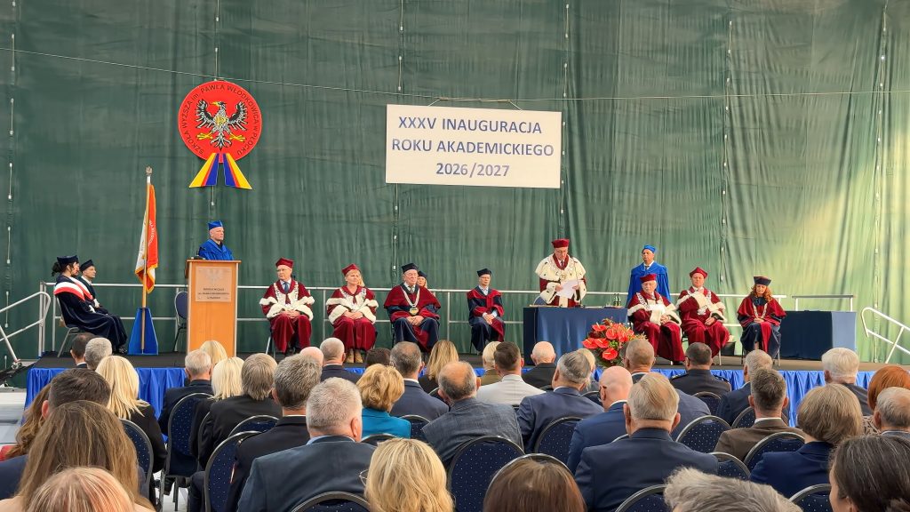 fotografia przedstawia scenę i przemówienie Rektora
