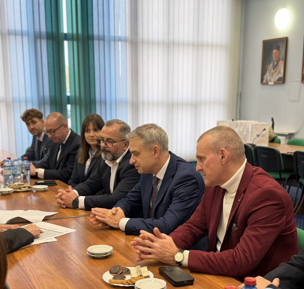 Fotografia przedstawiająca rozmowę ministra z rektorem i pozostałymi uczestnikami spotkania.