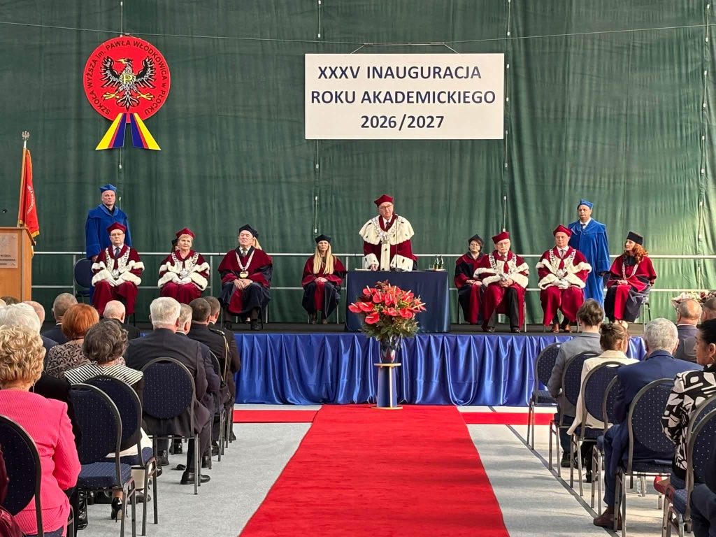 Fotografia przedstawiająca członków senatu na scenie