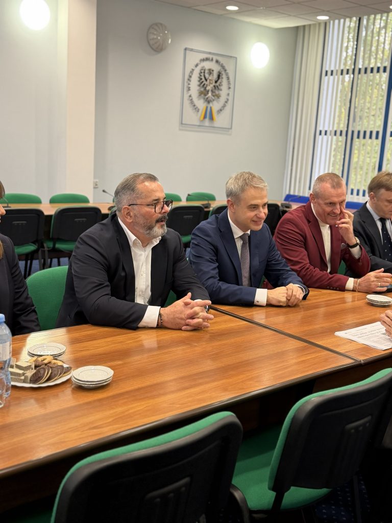 Fotografia przedstawiająca rozmowę ministra z rektorem i pozostałymi uczestnikami spotkania.