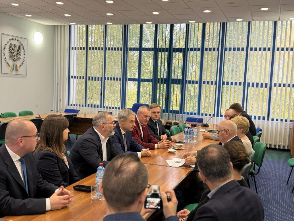 Fotografia przedstawiająca rozmowę ministra z rektorem i pozostałymi uczestnikami spotkania.