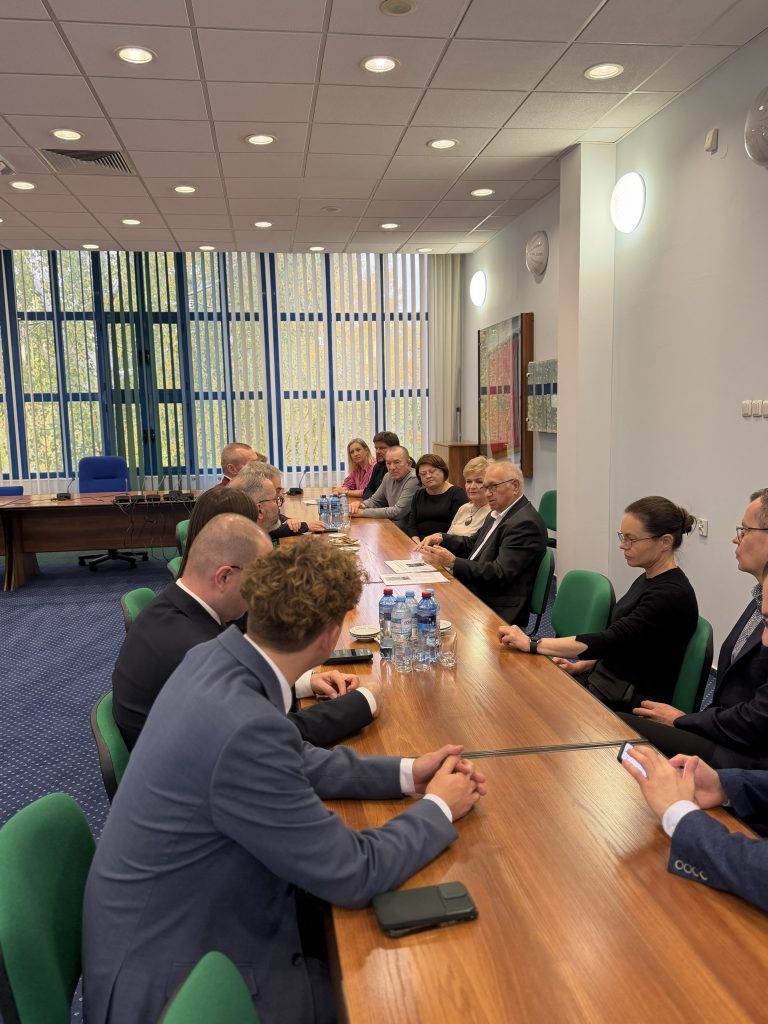 Fotografia przedstawiająca rozmowę ministra z rektorem i pozostałymi uczestnikami spotkania.