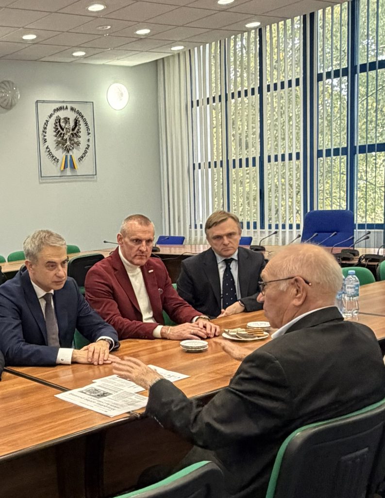 Fotografia przedstawiająca rozmowę ministra z rektorem i pozostałymi uczestnikami spotkania.