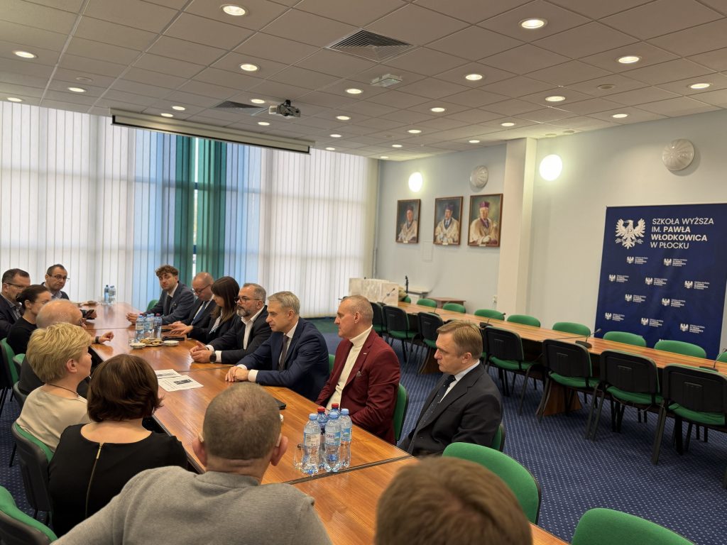 Fotografia przedstawiająca rozmowę ministra z rektorem i pozostałymi uczestnikami spotkania.