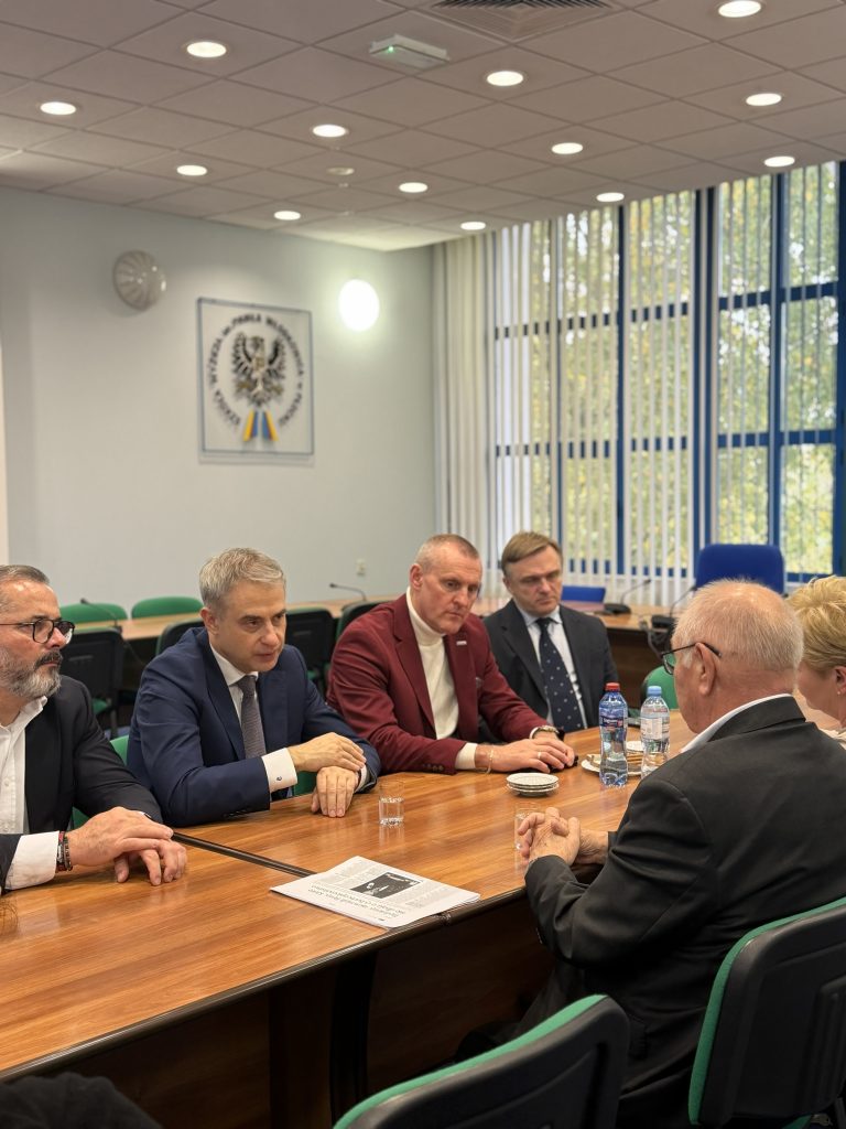 Fotografia przedstawiająca rozmowę ministra z rektorem i pozostałymi uczestnikami spotkania.