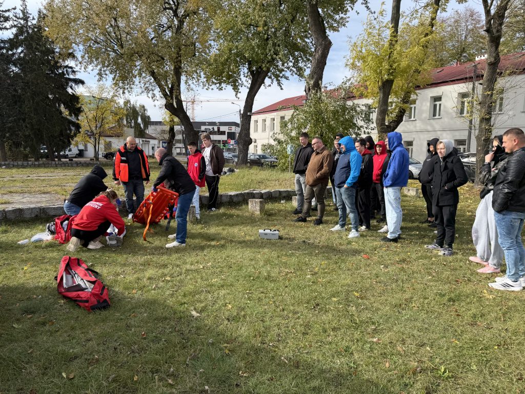 grupa studentów obserwuje proces opatrywania ran