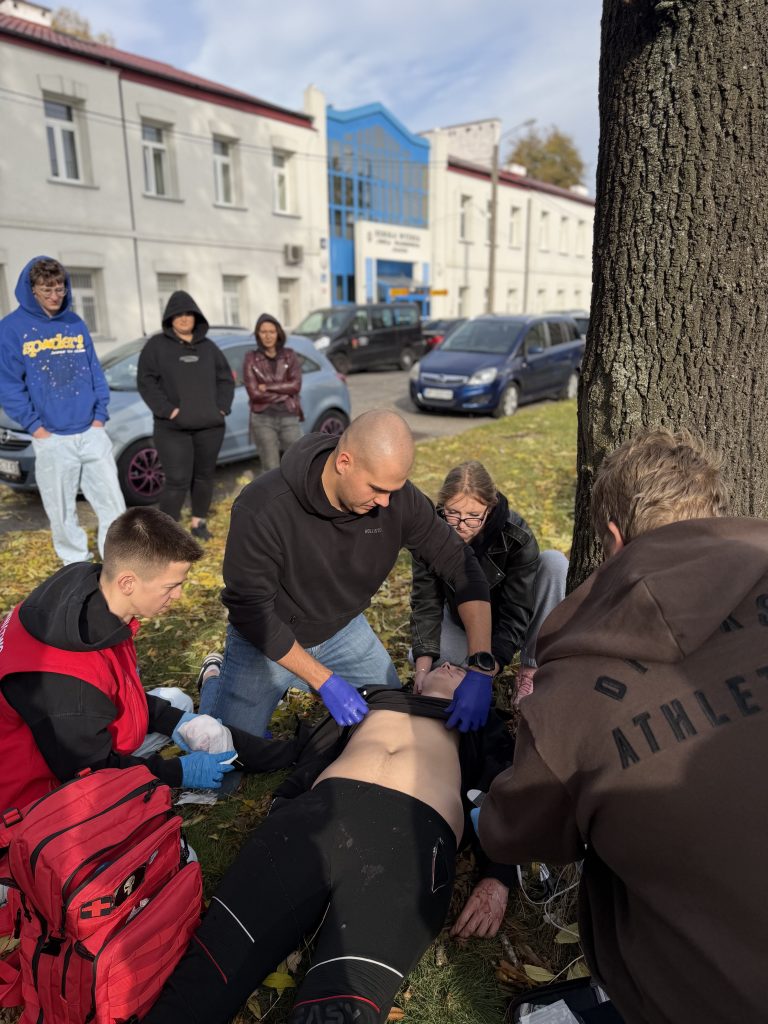 studenci tamują krwawienie amputowanej kończyny