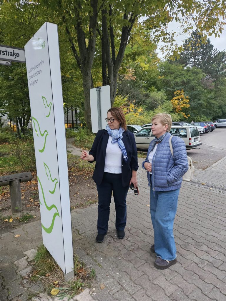 dr M.Kamińska oglądająca tablicę informacyjną