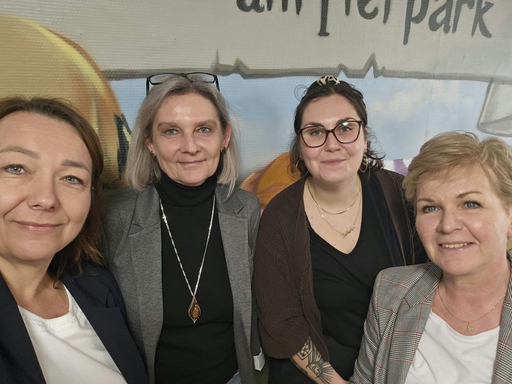 Uśmiechnięci uczestnicy